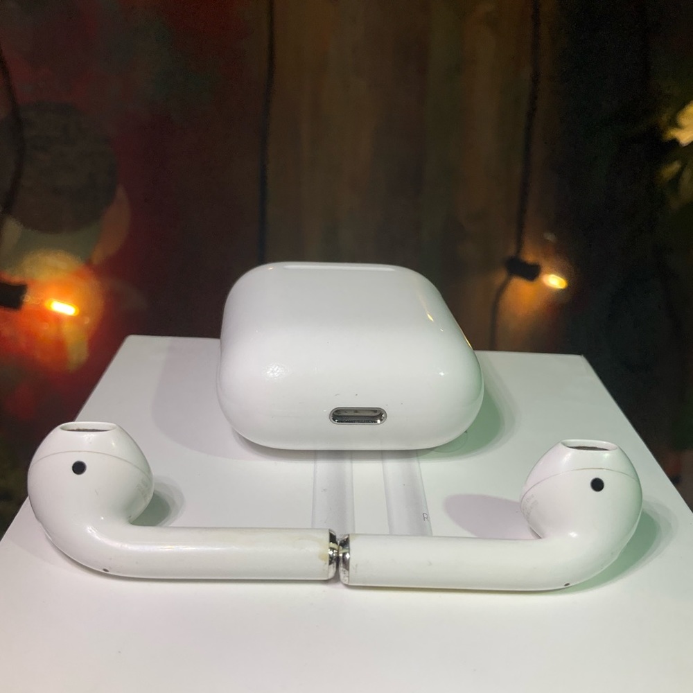 Apple AirPods True Wireless Bluetooth Headphones 1st Generation wm Charging Case - Picture 6 of 13